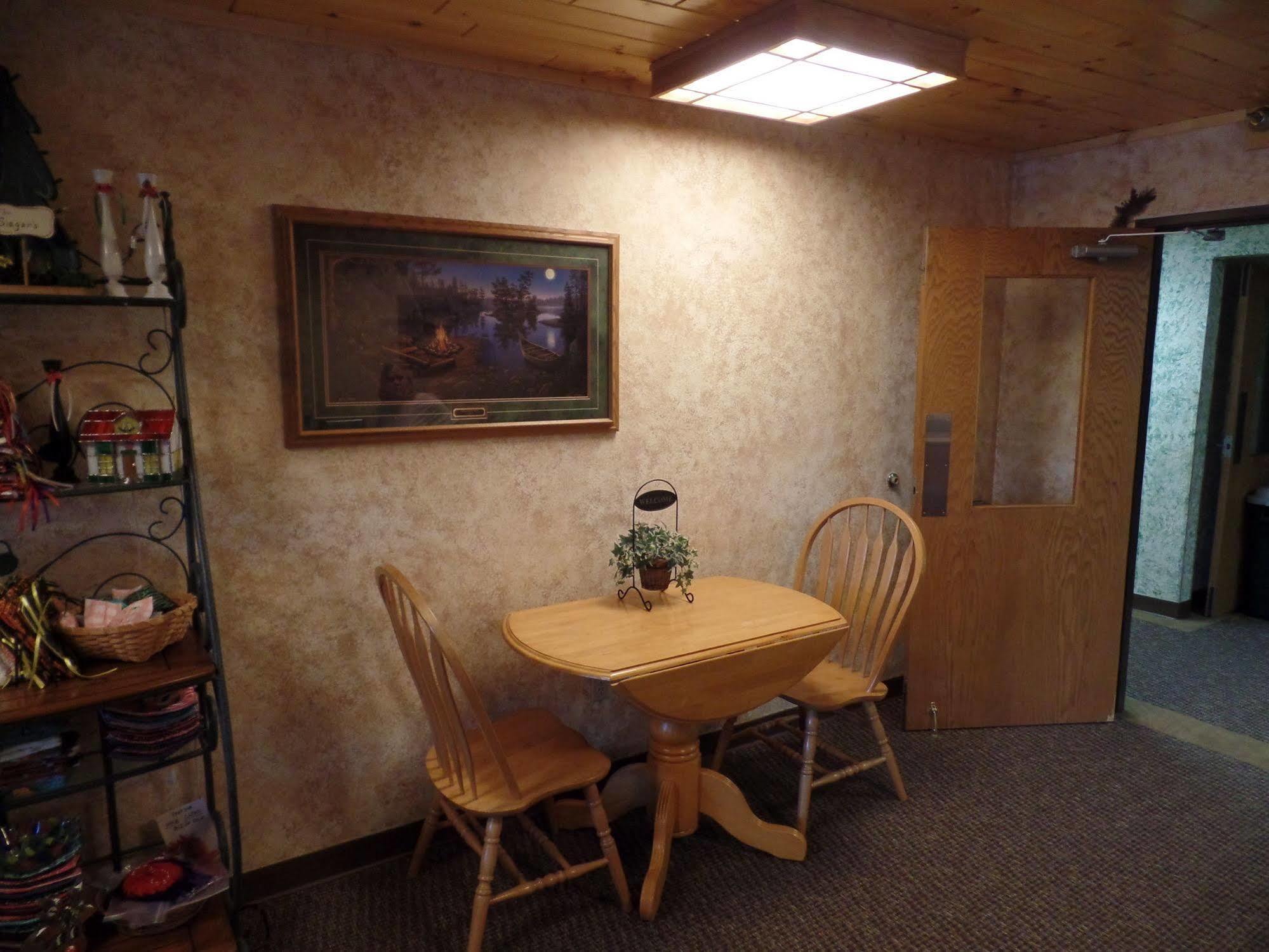 Chicaugon Lake Inn Gaastra エクステリア 写真