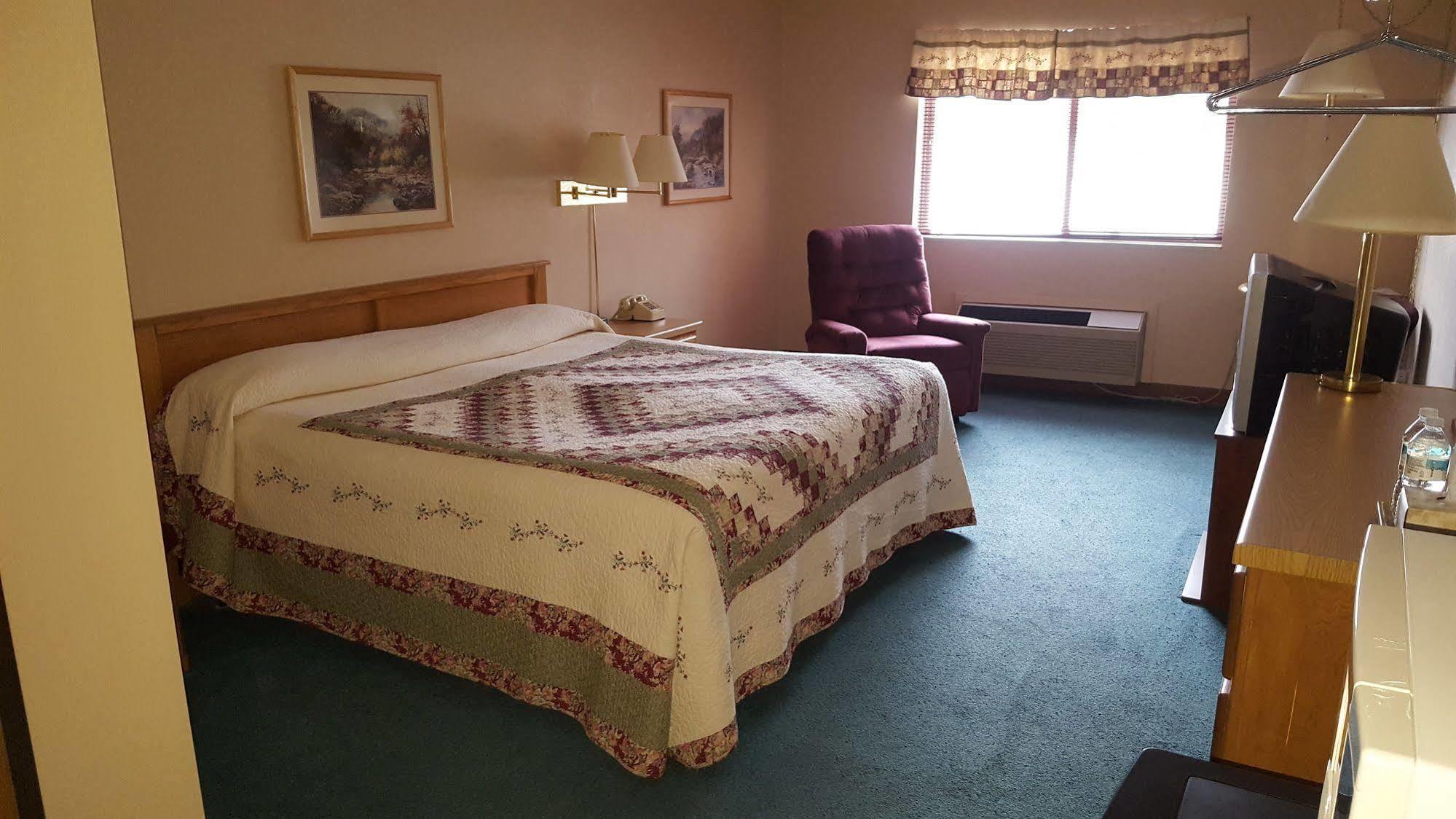 Chicaugon Lake Inn Gaastra エクステリア 写真