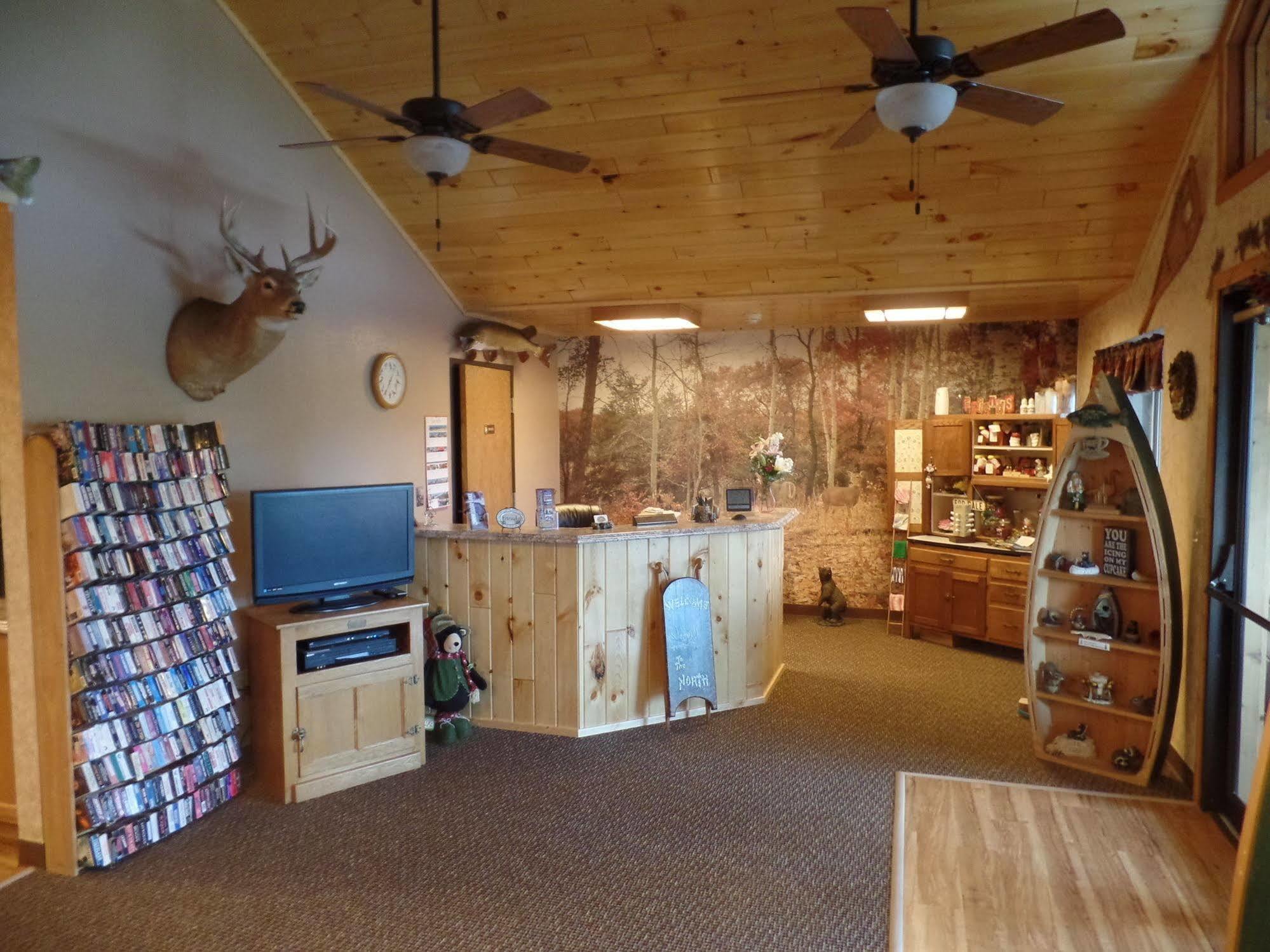 Chicaugon Lake Inn Gaastra エクステリア 写真