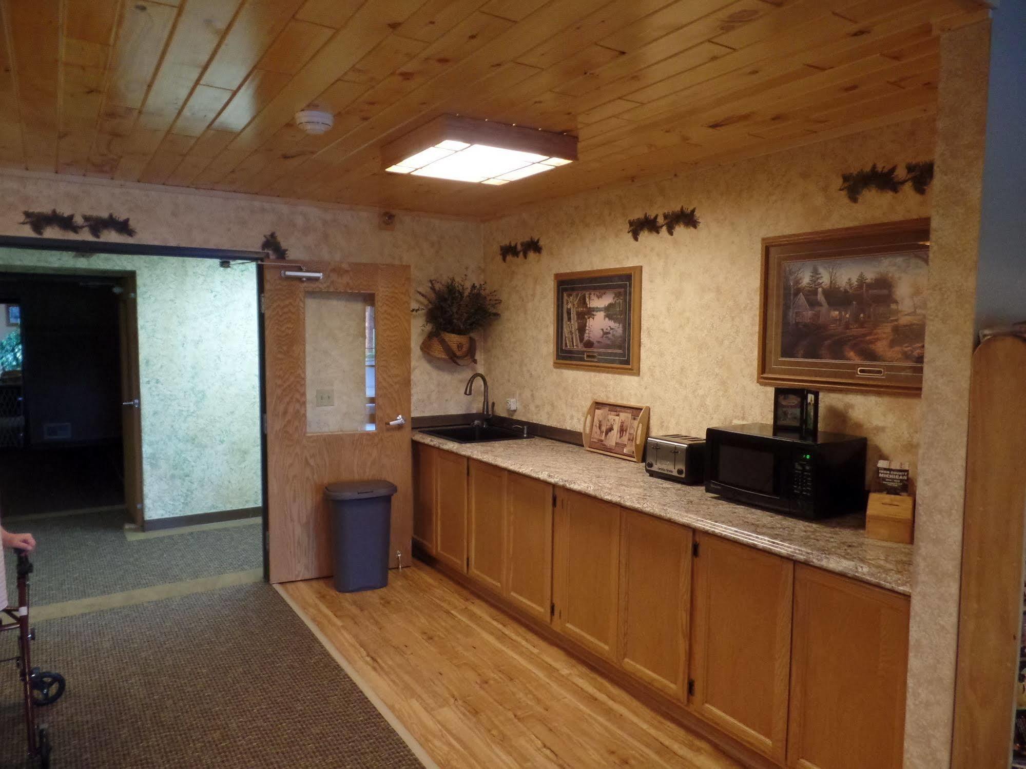 Chicaugon Lake Inn Gaastra エクステリア 写真