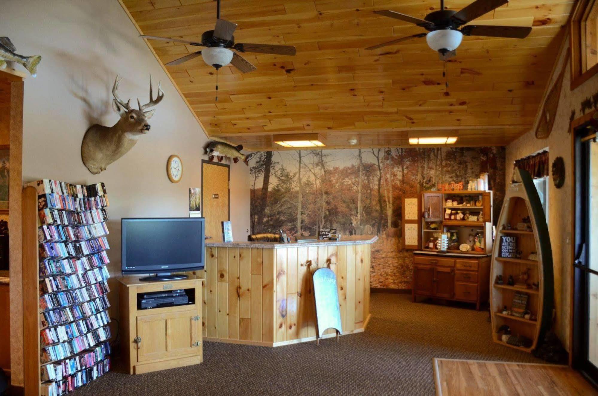 Chicaugon Lake Inn Gaastra エクステリア 写真